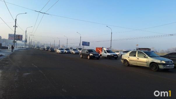 Неизбежное случилось. В Омске перекрыли мост у Телецентра