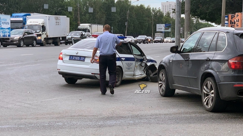 Водитель лежал на асфальте: Toyota столкнулась с машиной ДПС в Новосибирске. ФОТО