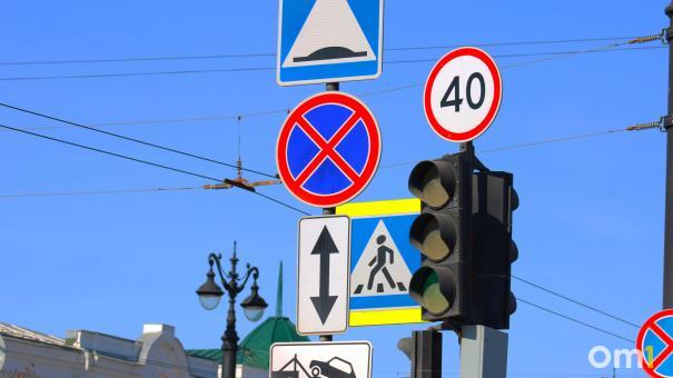 Из-за ремонта Заозёрной в Омске меняют схему светофора на популярном перекрёстке