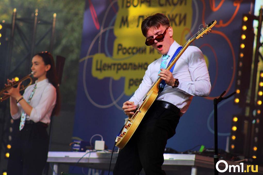 «Подарок» для именинницы и игрушки: как прошёл концерт Егора Шипа в Омске
