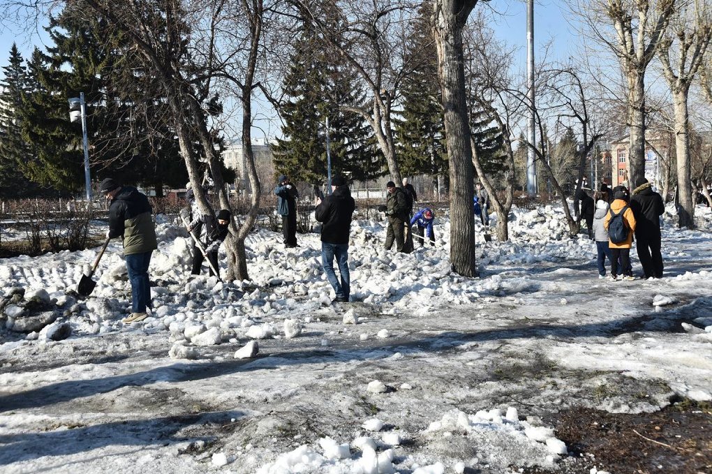 В Новосибирске прошёл общегородской субботник — показываем, насколько стали чище улицы