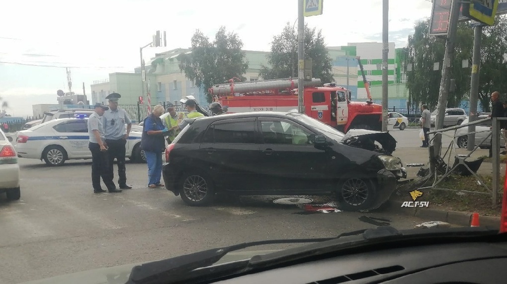 Водитель лежал на асфальте: Toyota столкнулась с машиной ДПС в Новосибирске. ФОТО