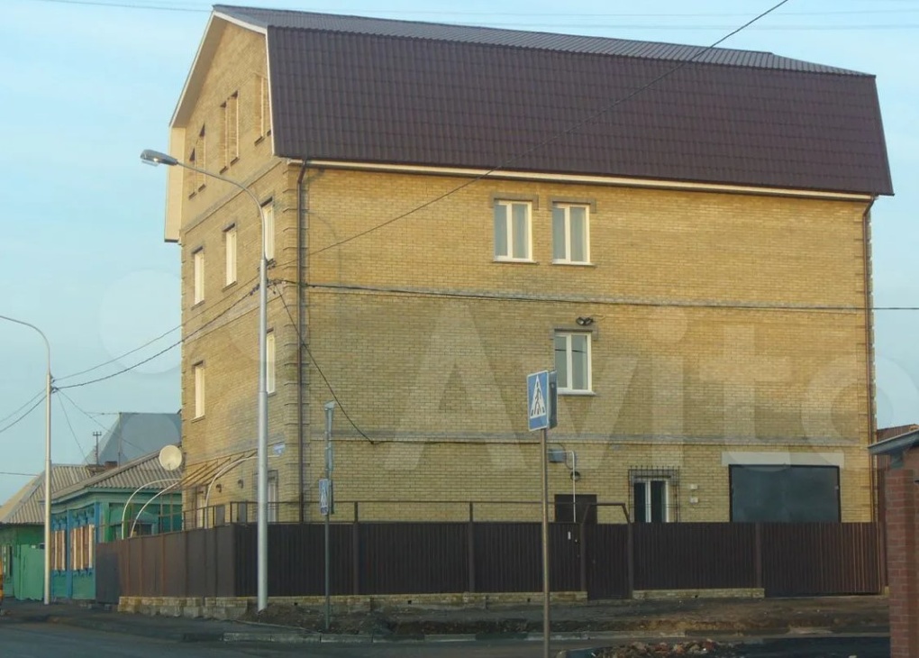 Гигантский коттедж в центре Омска продают за 61 миллион рублей
