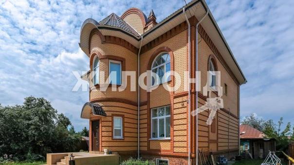 Трехэтажный коттедж за 33 млн рублей с золотыми потолками и башнями продают в Новосибирске