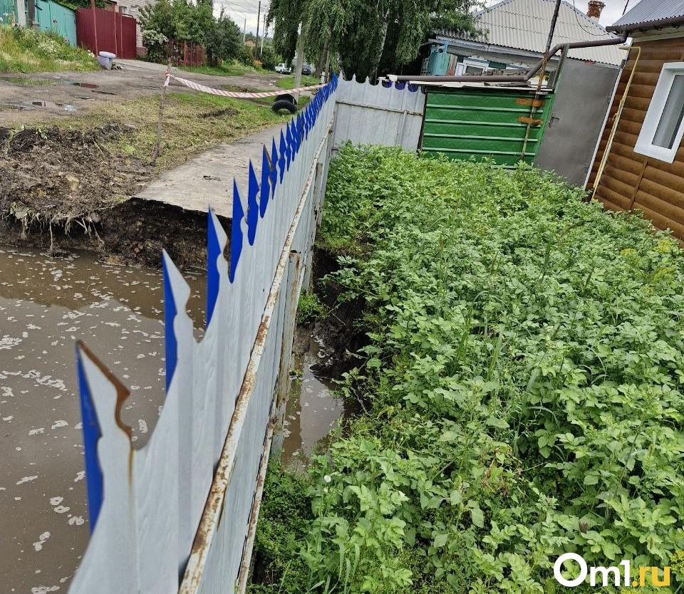 «Дождь просто уничтожит жильё»: в Омске может уйти под землю дом, где живёт 77-летняя пенсионерка