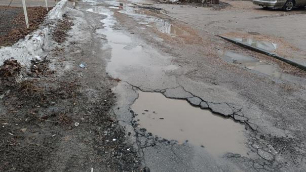 Курьер чуть не утонул в Новосибирске, но заказ спас. Как лужа могла лишить его 2 000 рублей