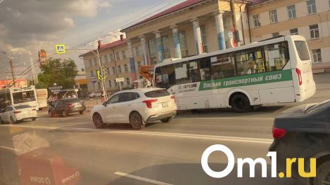 В омских Нефтяниках грузовая машина въехала в автобус с пассажирами