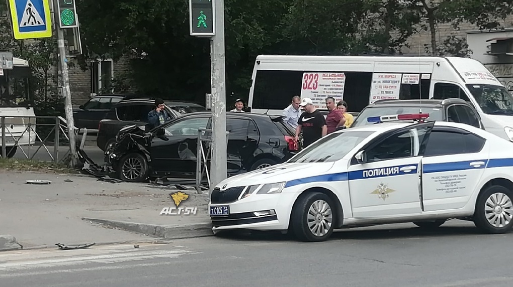 Водитель лежал на асфальте: Toyota столкнулась с машиной ДПС в Новосибирске. ФОТО