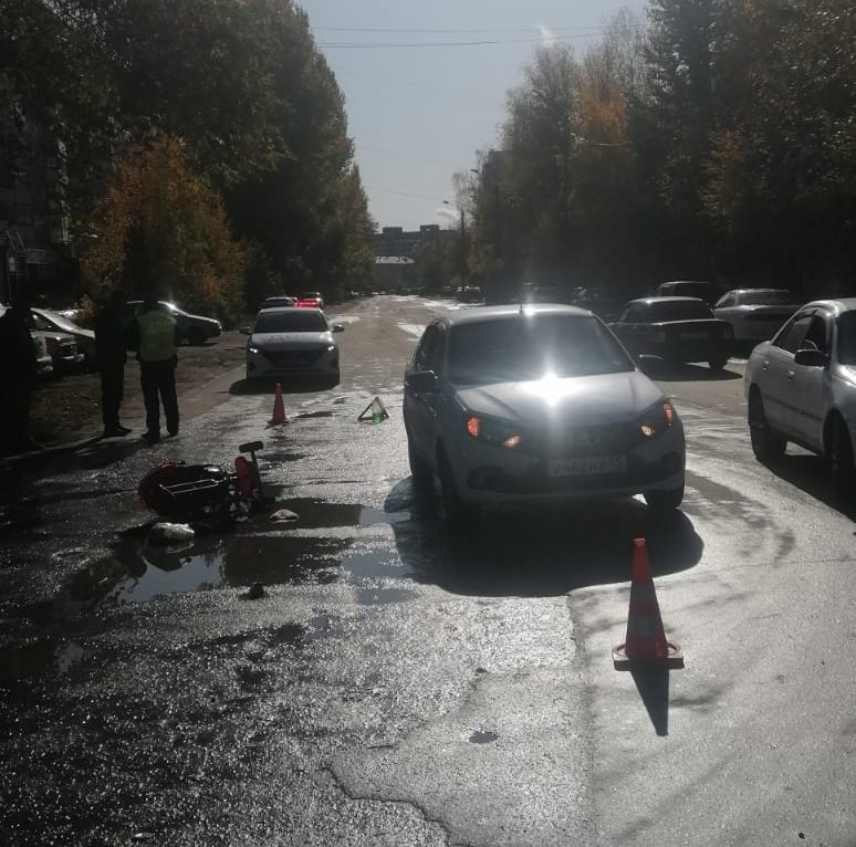 В Омске таксист сбил девушку с коляской на пешеходном переходе