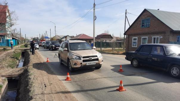 Понадобилась помощь медиков. В Омске водитель сбил переходившую дорогу школьницу