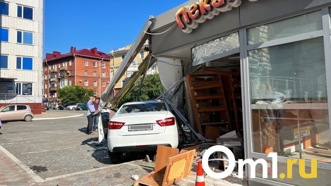 В центре Омска автомобиль протаранил киоск «Пекарушки»