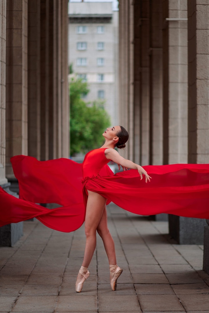Покорила грацией: фотограф сняла танцующую балерину на фоне НОВАТа. ФОТО