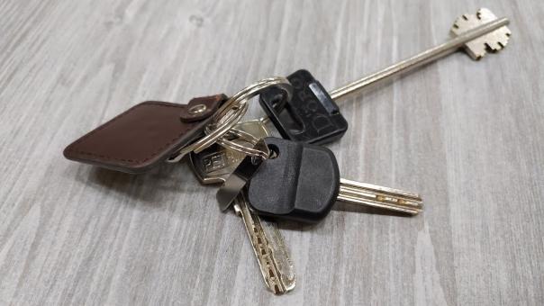 В Омске задержали чёрных риелторов, которые угрожали своим жертвам
