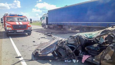 ДТП на трассе Омской области: автомобилистка оказалась в ловушке после удара с фурой