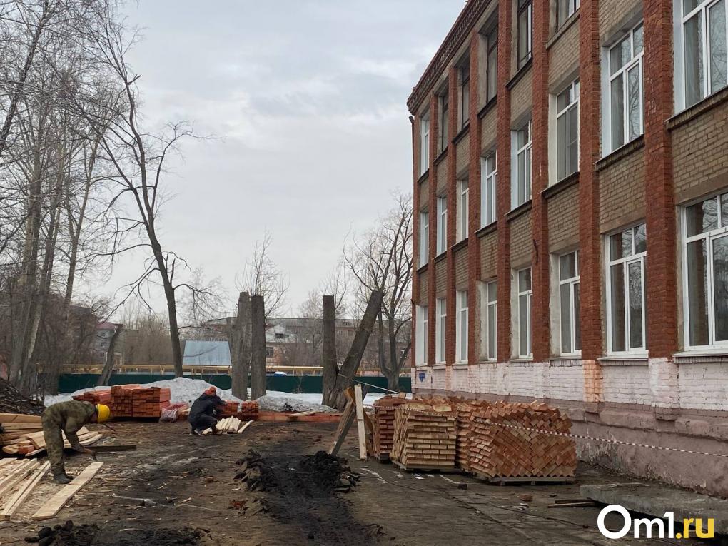 Владимир Корбут вместе с депутатами горсовета объехал стройки омских школ