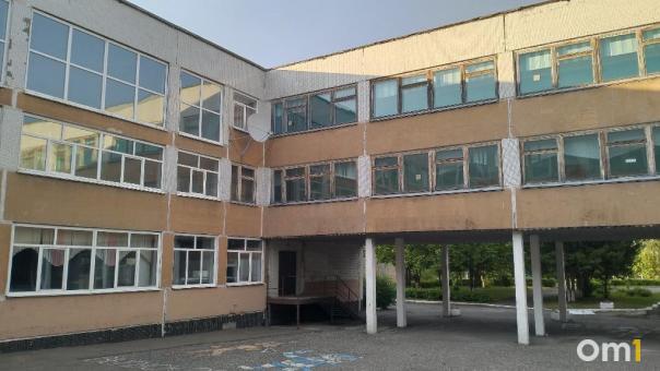 Новосибирские родители ночевали под дверью школы ради записи ребёнка в первый класс