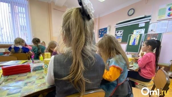 Экс-министр культуры Мединский предложил запретить пользоваться смартфонами в школах