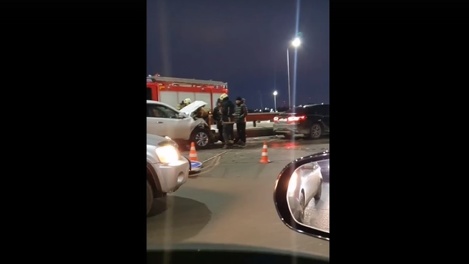 Появилось видео с места аварии, из-за которой на омском метромосту было парализовано движение