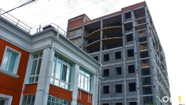 Омский депстрой расторг контракт с компанией, которая возводила дом для переселенцев