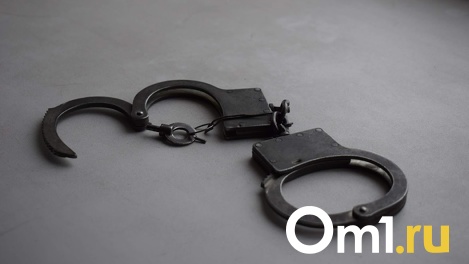 Злоумышленник обокрал омича на 15 тысяч рублей и потратил вырученное на спиртное