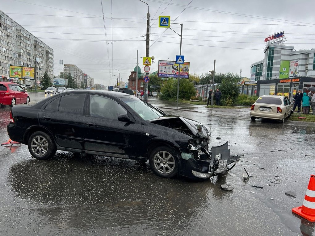 В Омске в аварии на перекрёстке пострадал подросток