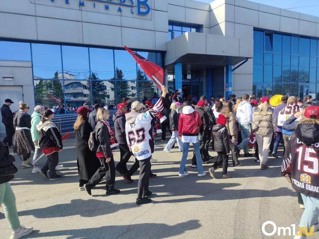 Приветствовали как рок-звёзд: омичи встретили в аэропорту хоккеистов «Авангарда»