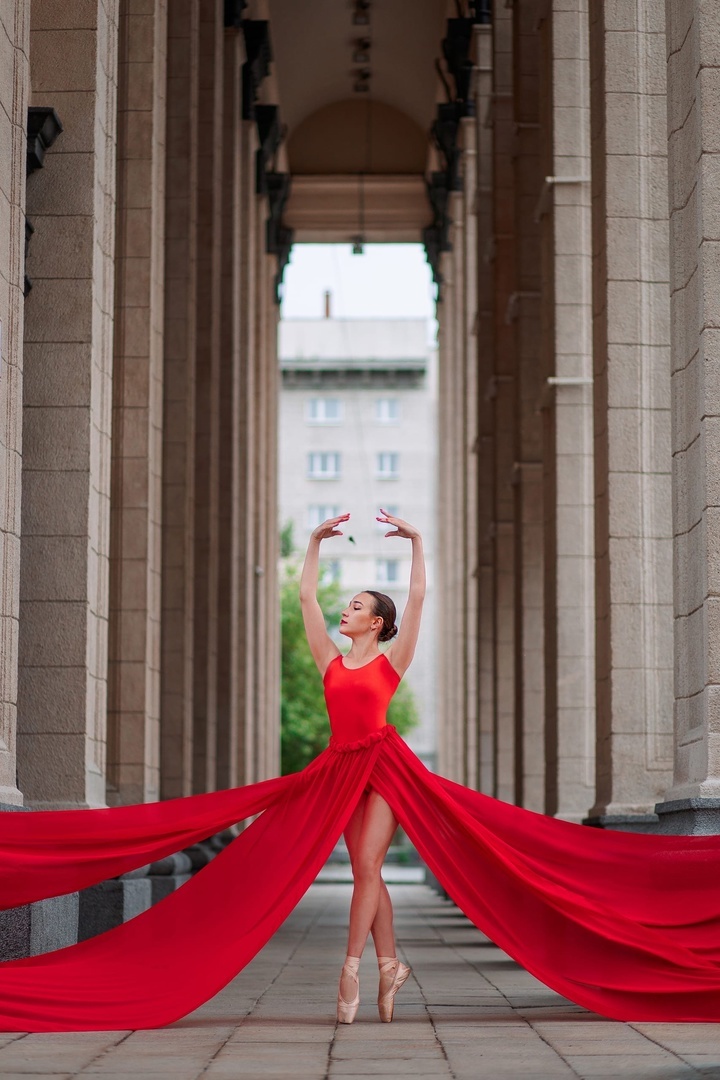 Покорила грацией: фотограф сняла танцующую балерину на фоне НОВАТа. ФОТО