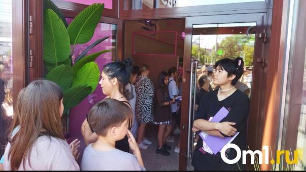 Открытый на днях стритфуд Chicko в Омске затопило водой