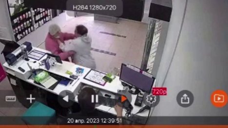 В Новосибирске две пенсионерки устроили драку за место в очереди