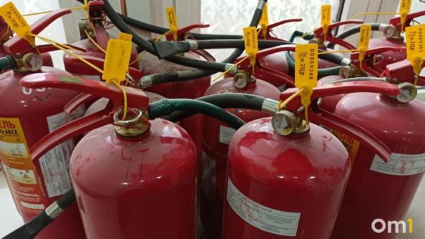 Крупный пожар в Первомайском районе Новосибирска уничтожил дом и три автомобиля