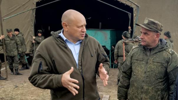 Мобилизованным дали свет. Мэр Омска Шелест вновь посетил полевой лагерь автобронетанкового института