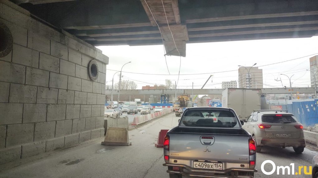 В Новосибирске на площади Труда оборвались линии электропередач