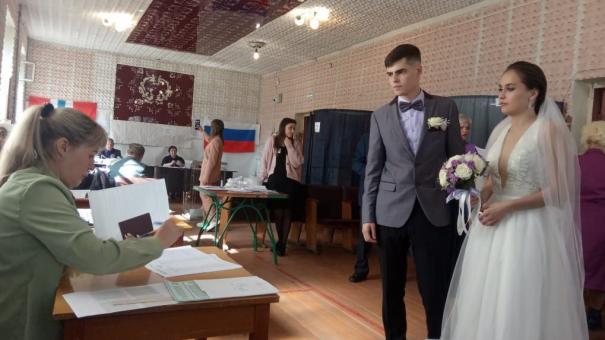 В Большеречье на выборы пришли молодожёны
