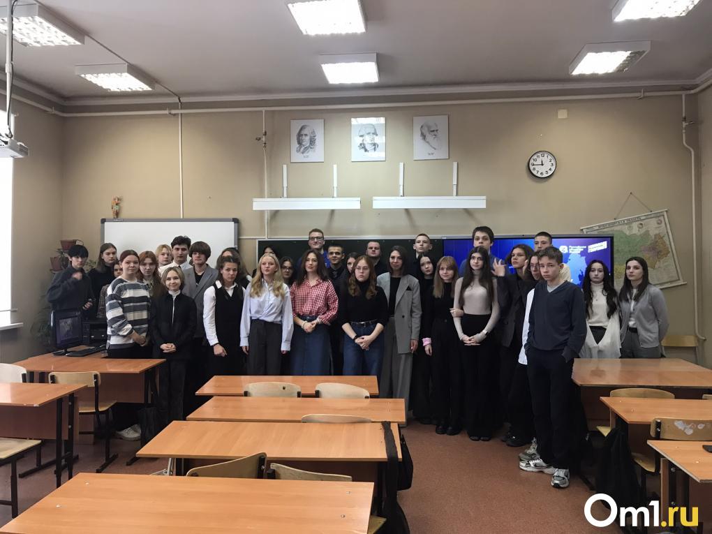 «Помогать важно и нужно»: урок патриотизма с участием бойца СВО прошёл в школе № 19 Новосибирска