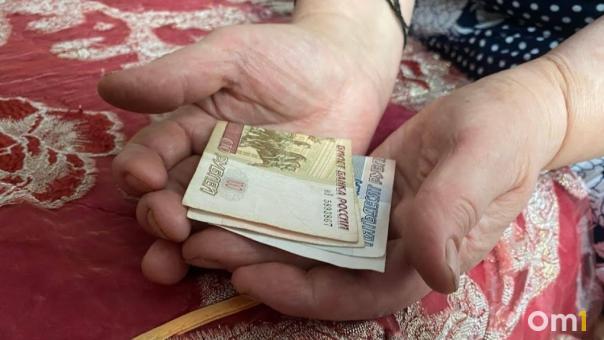 В Омске неизвестный украл у 73-летний старушки сотовый телефон и деньги