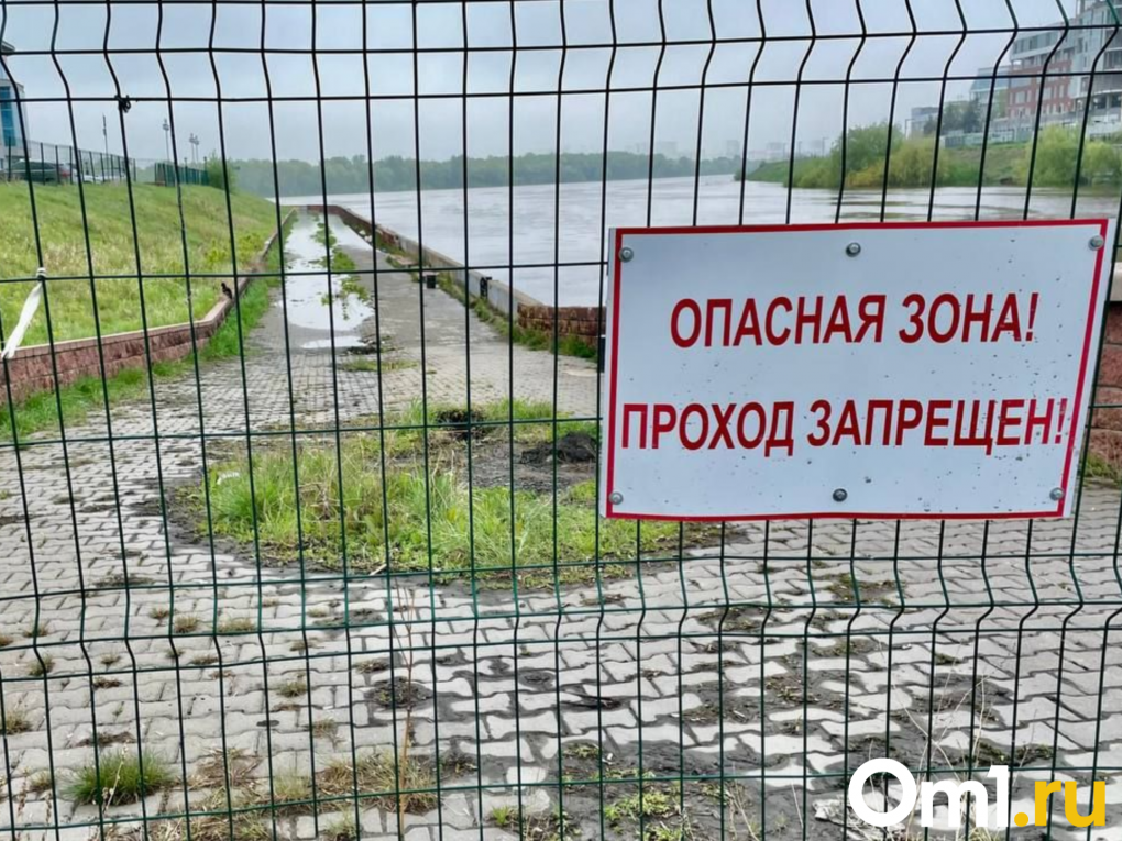 Иртыш выходит из берегов: в Омске затопило набережную