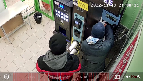 В Омской области местные жители воруют у стойки кофе-автоматов сахар, трубочки и стаканы. ВИДЕО