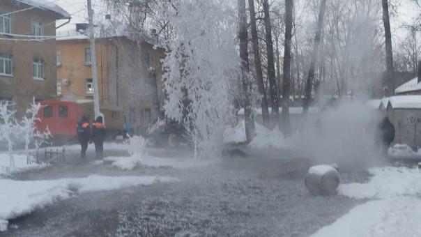 В Омске из-за прорыва трубы с кипятком без тепла остались 16 домов