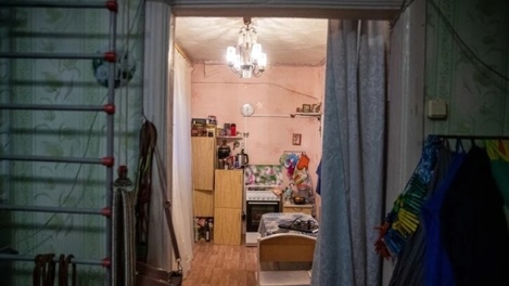 Некуда идти: жительницу Новосибирска с сыном выселяют из общежития после её разбирательств с УК