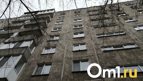 В омском подъезде нашли истерзанное тело мужчины