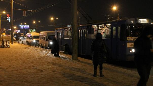 «Люди вываливаются из автобуса»: новосибирцы не могут ухать с остановки каждые утро и вечер