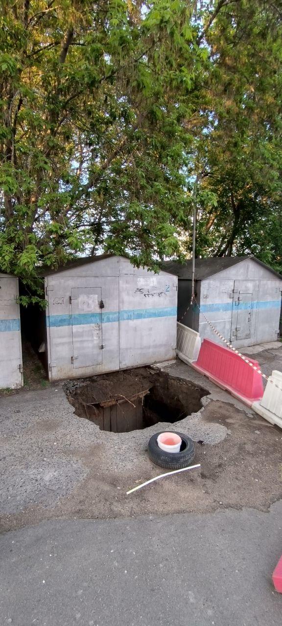 На омском Левобережье дорога провалилась под землю