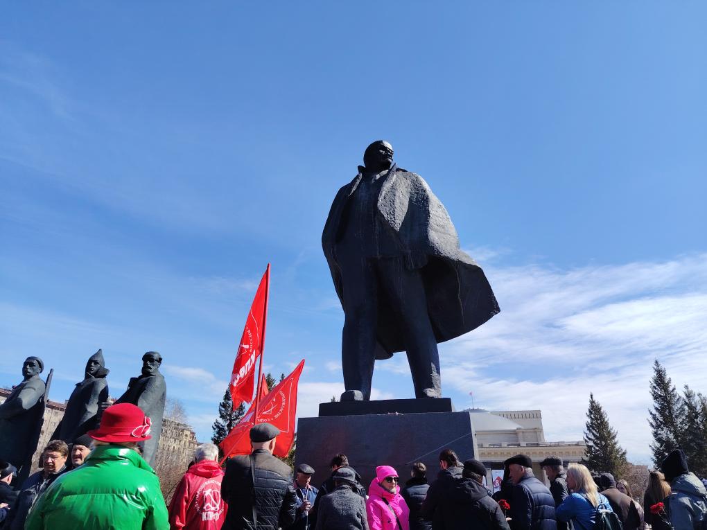 Красные гвоздики у гранитного Ильича: Новосибирск отметил 155-летие Ленина