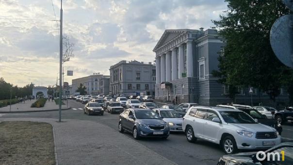 Чтобы сэкономить на своей машине, омичи не посещают автомойки и ездят на общественном транспорте