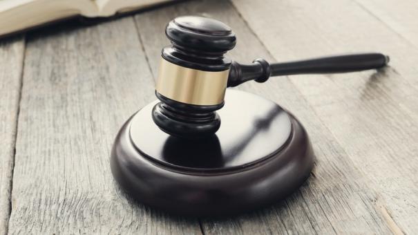 Врач из Омска отсудила 1,6 миллиона за страдания, вызванные ложным обвинением