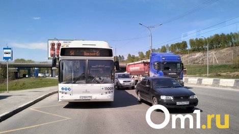В Новосибирске на Бердском шоссе образовалась пробка из-за ДТП
