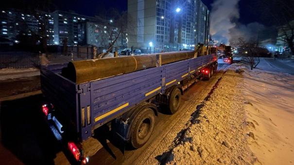 На место аварии в Новосибирске доставили 12-метровую трубу для замены повреждённого участка теплосети