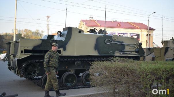 Везут дрова и столбы освещения: омичи собирают гуманитарную помощь для мобилизованных