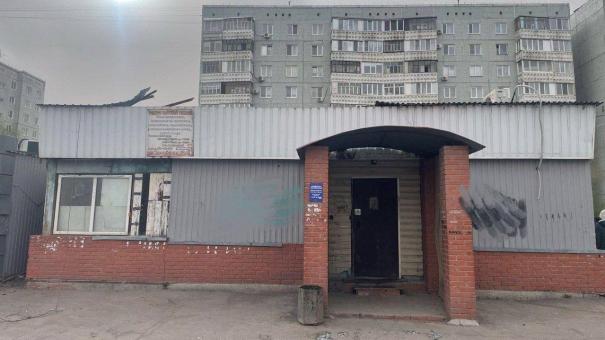 В Омске мужчина из-за сильного ветра упал с крыши и погиб