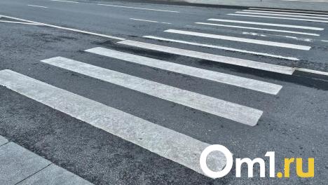В Омске машина пролетела через переход, по которому шла толпа детей